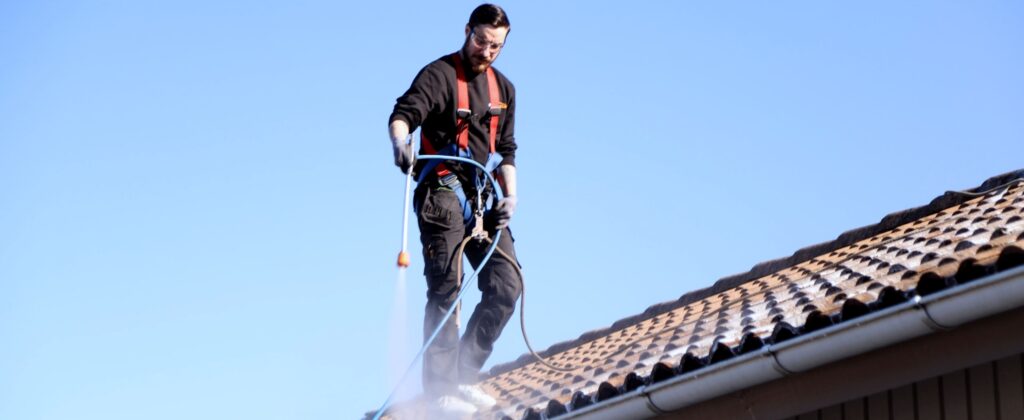 Tvätt av tegeltak i Västerås