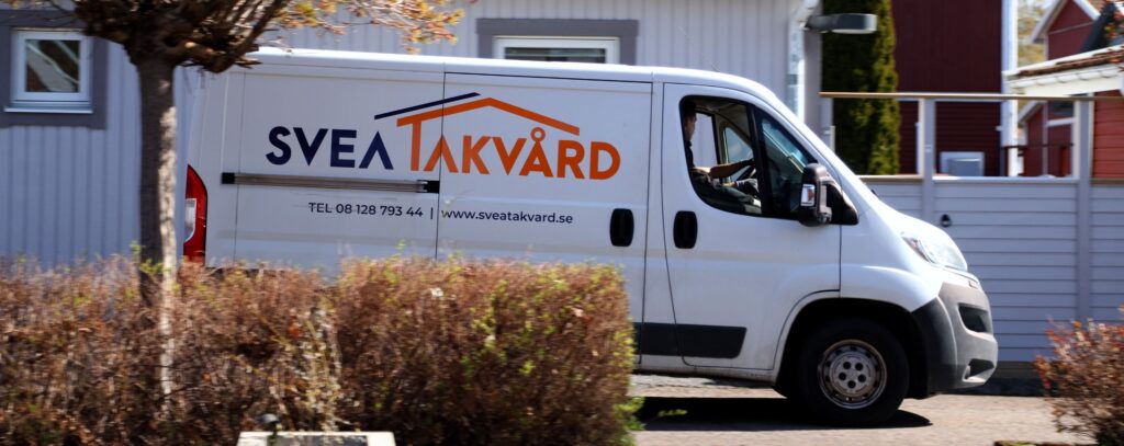 Tegeltak som ska tvättas av experter på taktvätt